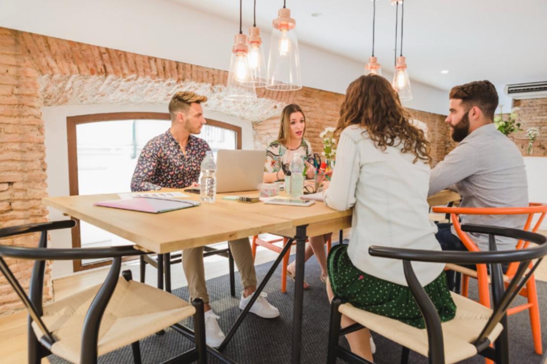 Рабочий процесс финансового планирования с документами и калькулятором