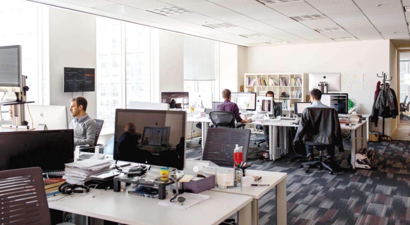 Команда NexalarKz за работой над улучшением платформы бюджетного планирования